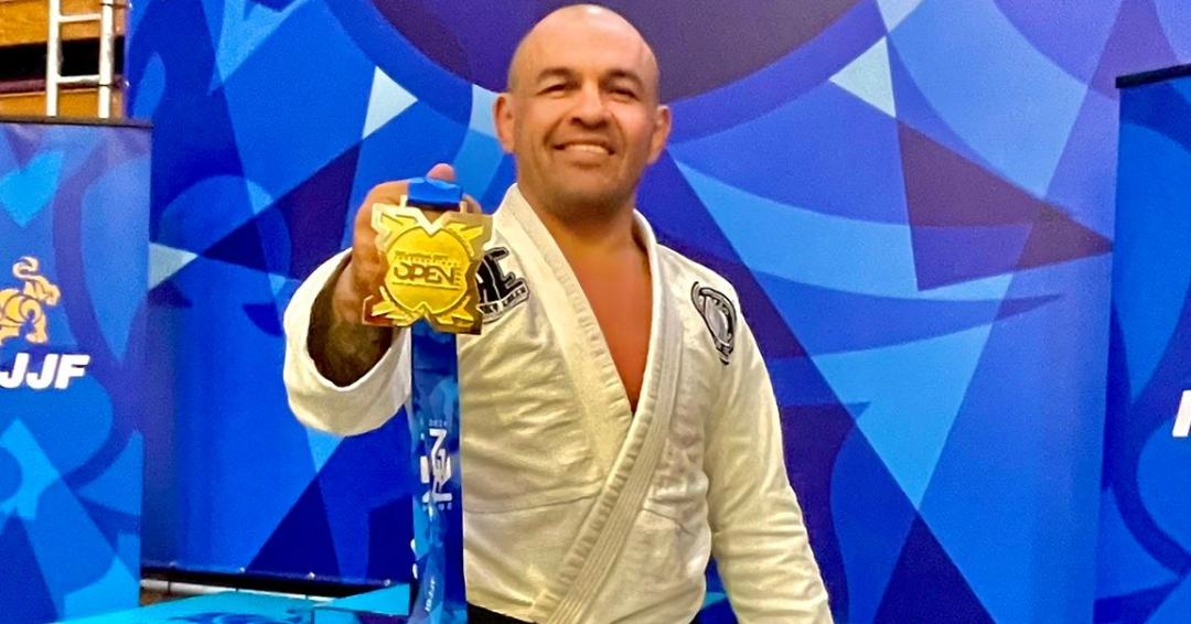 Roneyl Elder é faixa-preta de Jiu-Jitsu nos Estados Unidos.