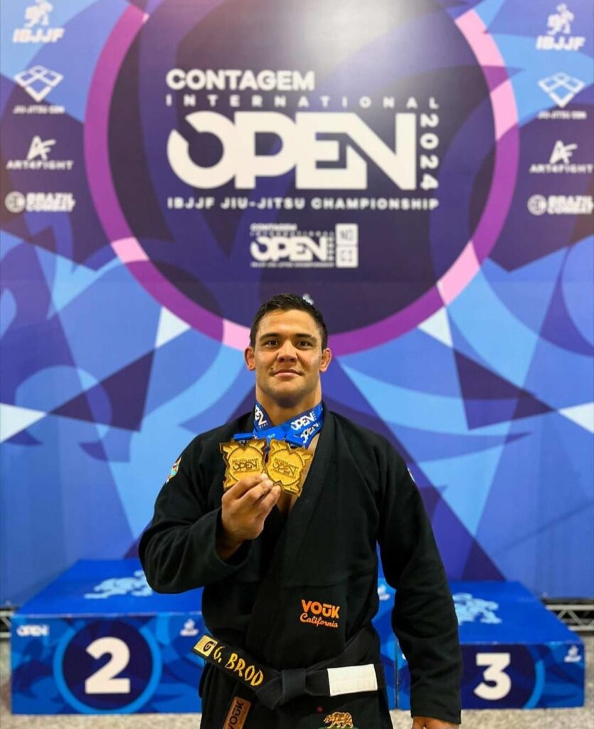Gabriel Brod mostra medalhas conquistadas em Open da IBJJF que aconteceu em Contagem, Minas Gerais.