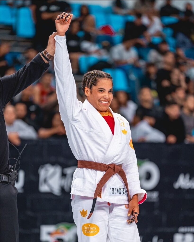 ADGS Rio: conheça os campeões nas disputas do faixa-preta adulto 1 Com faixa-marrom na cintura, Sarah Galvão enfrenta faixas-pretas na elite do esporte e consegue título no ADGS.