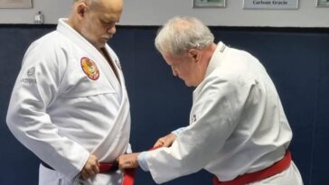 castello pinduka2 VF Comunica Leo Castello Branco recebe a faixa coral de Jiu-Jitsu e relembra jornada até a nova graduação