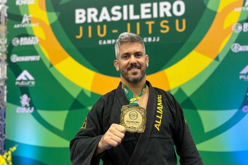 Giovanne mostra medalha de ouro conquistada no Campeonato Brasileiro, tradicional torneio da IBJJF.
