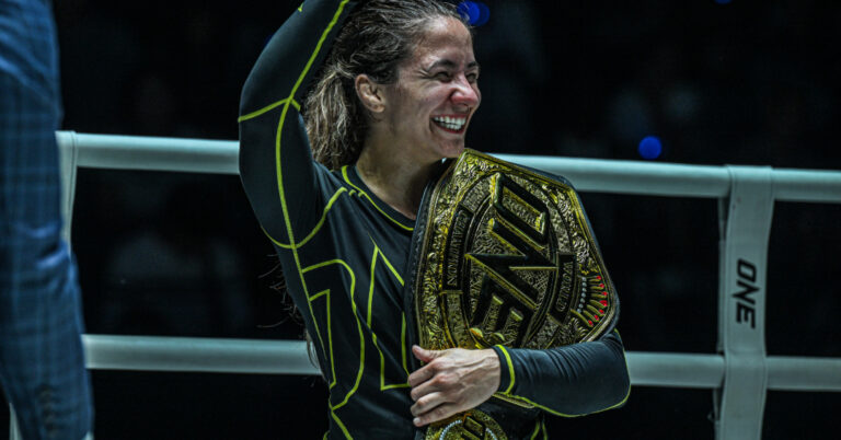 ONE FC: Mayssa Bastos é a nova campeã peso átomo de grappling 2 Mayssa Bastos Danielle Kelly ONE Fight Night 24 6 1 VF Comunica ONE FC: Mayssa Bastos é a nova campeã peso átomo de grappling
