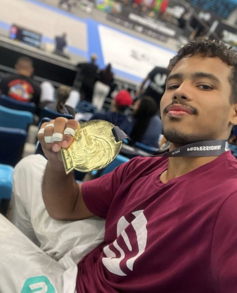 Faixa-roxa de Luciano Bernert coleciona medalhas e comenta evolução 1 Rafhael 'Chapolin' exibe medalha de ouro conquistada no Grand Slam Rio, torneio da AJP.