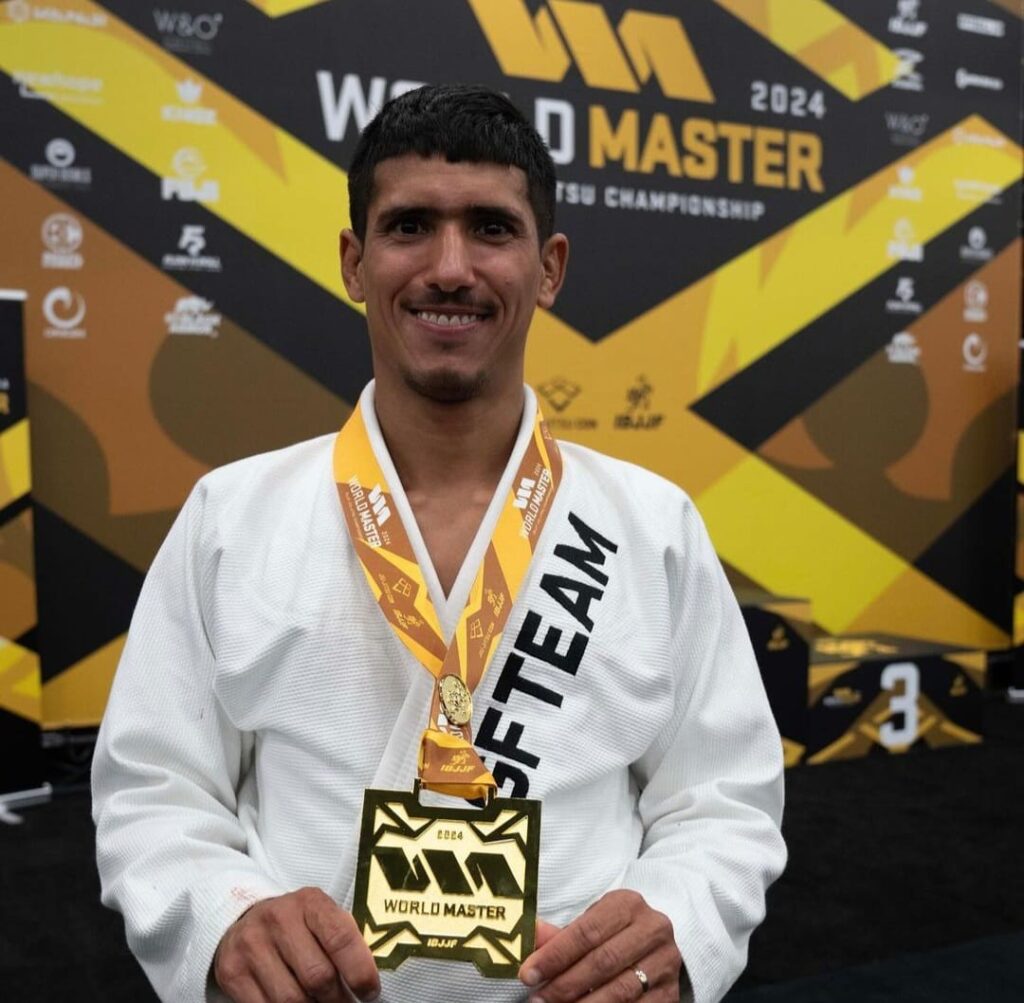 Bebeto Oliveira ganhou no mesmo ano o Campeonato Mundial adulto e o de Master.