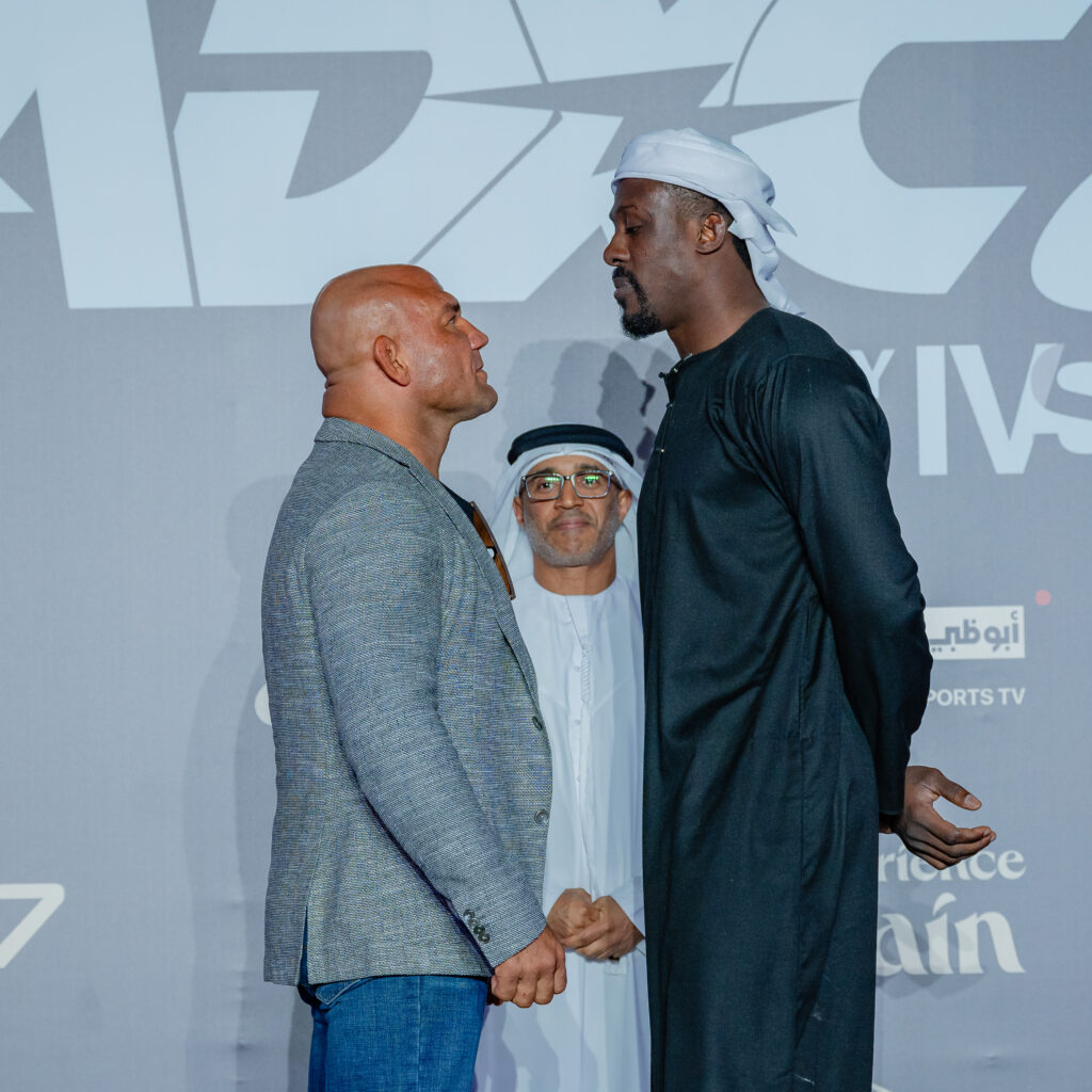 Roberto 'Cyborg' encara Haisam Rida diante da imprensa.