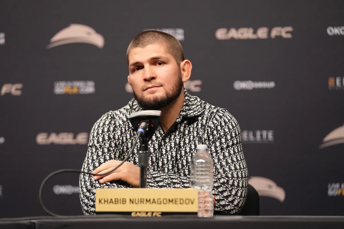 Khabib opina sobre Topuria subir de categoria e fala das possibilidades do lutador 3 Na opinião de Khabib, Ilia Topuria tem condições de vencer Charles do Bronx em um eventual duelo