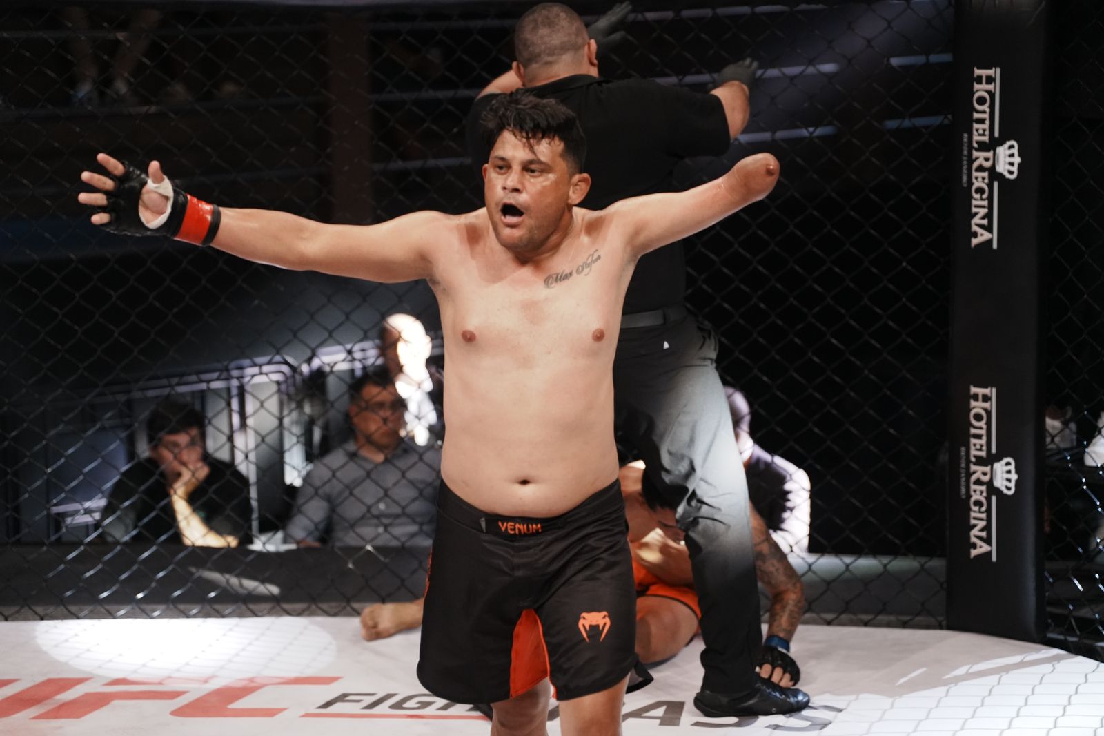WhatsApp Image 2024 12 16 at 17.57.33 VF Comunica Atleta com má formação congênita no braço esquerdo vence luta de MMA por nocaute