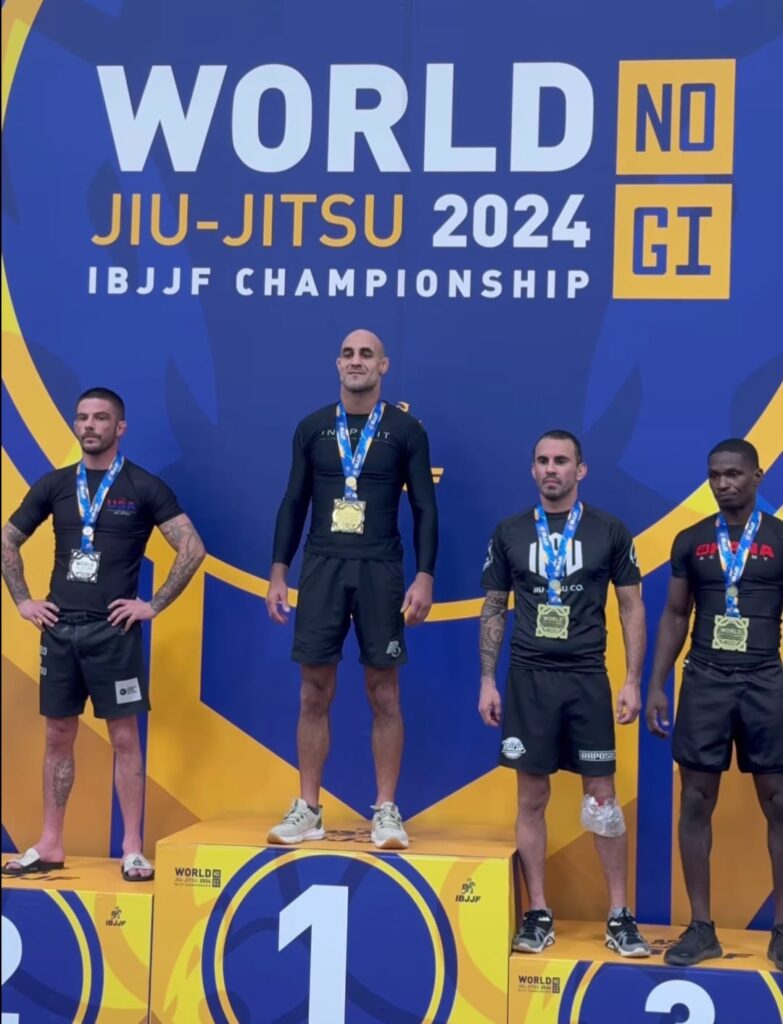 Rodrigo Freitas, campeão mundial No Gi, vive fase de confirmação como atleta de alto nível 1 Rodrigo Freitas no topo do pódio no Mundial No Gi da IBJJF.