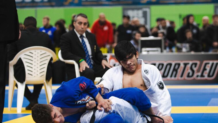 Mikey Musumeci em duelo contra Diego Pato de kimono, no Europeu 2020. Foto: VF Comunica