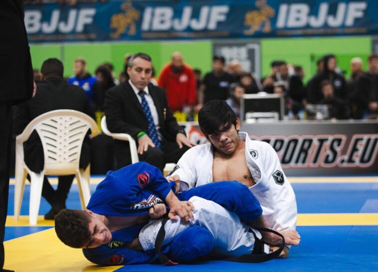 Mikey Musumeci em duelo contra Diego Pato de kimono, no Europeu 2020. Foto: VF Comunica