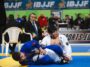 Mikey Musumeci em duelo contra Diego Pato de kimono, no Europeu 2020. Foto: VF Comunica