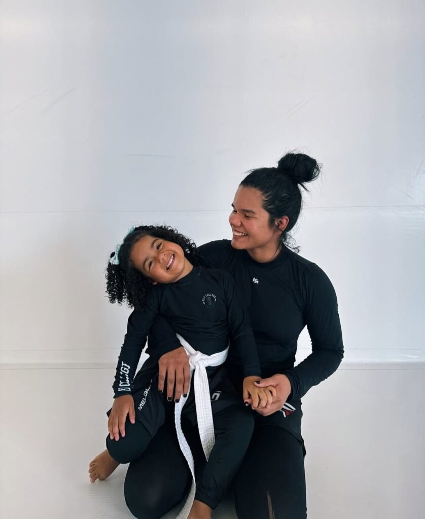 Franciele Nascimento, faixa-preta de Melqui Galvão, retorna ao MMA com planos de se consolidar 2 A filha de Franciele é também uma de suas alunas. A mãe acompanha de perto o desenvolvimento da pupila no Jiu-Jitsu.