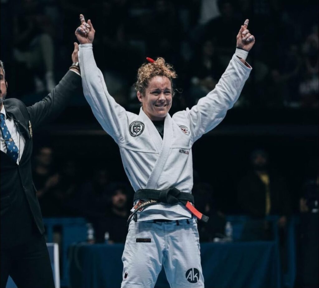 Aurelie Le Vern comemora uma das vitórias no Europeu do ano passado, que aconteceu em Paris. 