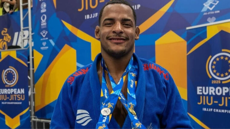Europeu IBJJF: Jeferson 'Tijolo', aluno de Isaque Bahiense, é campeão absoluto na faixa-roxa adulto 2 WhatsApp Image 2025 01 20 at 19.59.15 VF Comunica Europeu IBJJF: Jeferson 'Tijolo', aluno de Isaque Bahiense, é campeão absoluto na faixa-roxa adulto
