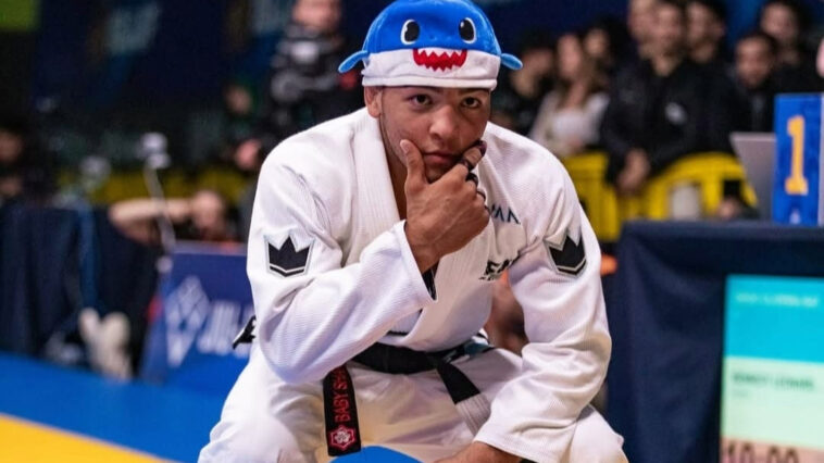 Diogo Reis faz pose no tatame da IBJJF, no Europeu. Foto: @a.assisfoto