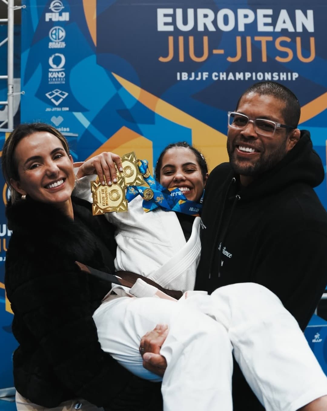 Pai e filha nas finais: André e Sarah Galvão podem sair campeões juntos do Pan No-Gi 2026 1 Sarah Galvão com os pais, Angélica e André Galvão