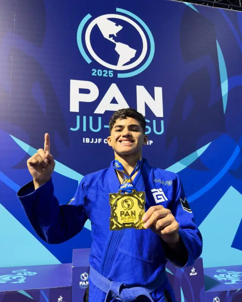 Kalebe Henrique mostra medalha de ouro que faturou no absoluto leve.