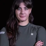 Aos 19 anos, Helena Crevar faz história e se torna a campeã mais jovem do ADCC 12 Helena Crevar conquistou o primeiro título do ADCC de sua carreira com três finalizações em três lutas. Foto: Divulgação/ADCC.