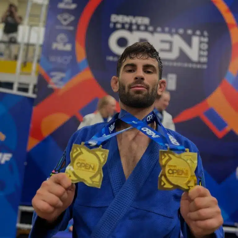 Luiz Victor brilha em estreia, Sebastian e Nádia faturam absoluto no Denver Open de Jiu-Jitsu 2 SaveClip.App 496713091 18507663016059469 3634289188635908025 n VF Comunica Luiz Victor brilha em estreia, Sebastian e Nádia faturam absoluto no Denver Open de Jiu-Jitsu