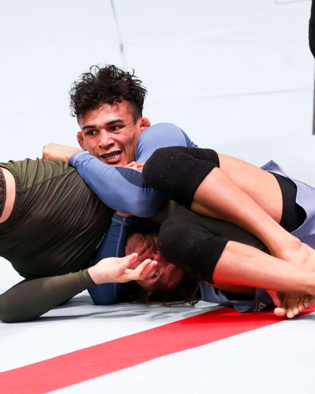 Carlos Henrique finaliza Gianni Grippo no UFC BJJ