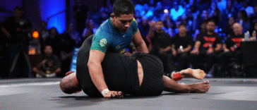 Momento em que Mica Galvão passa a guarda de Jonnatas Gracie durante o main event do WNO 28.