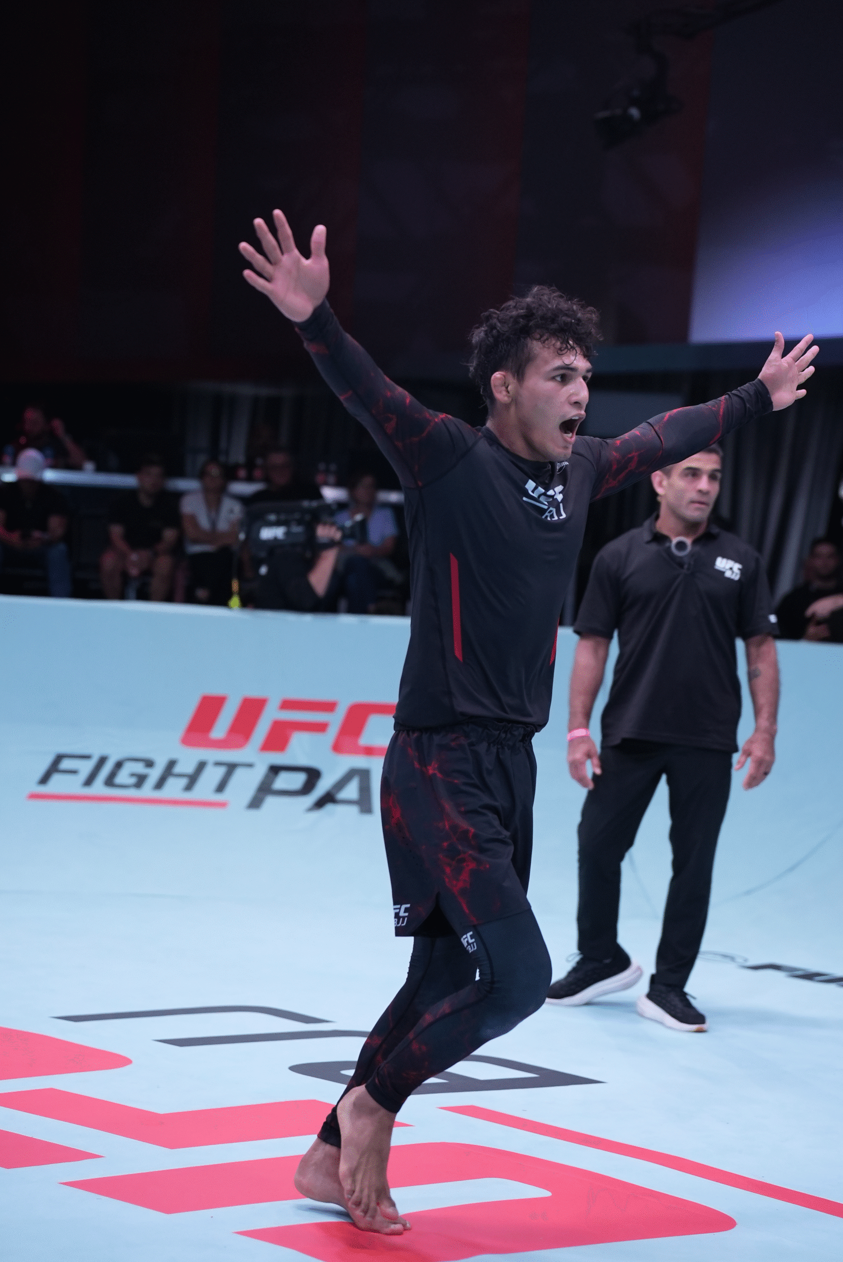 Carlos Henrique é o primeiro brasileiro a conquistar o cinturão do UFCBJJ.