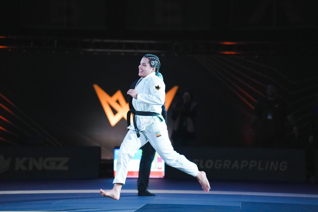 Sarah Galvão corre no tatame do The Crown, de kimono branco