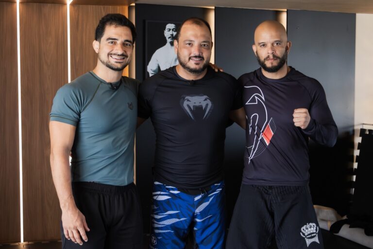 Atleta treina com mestre de Felipe Machado, referência na luta sem kimono no Brasil 2 WhatsApp Image 2025 11 28 at 09.37.21 1 VF Comunica Atleta treina com mestre de Felipe Machado, referência na luta sem kimono no Brasil