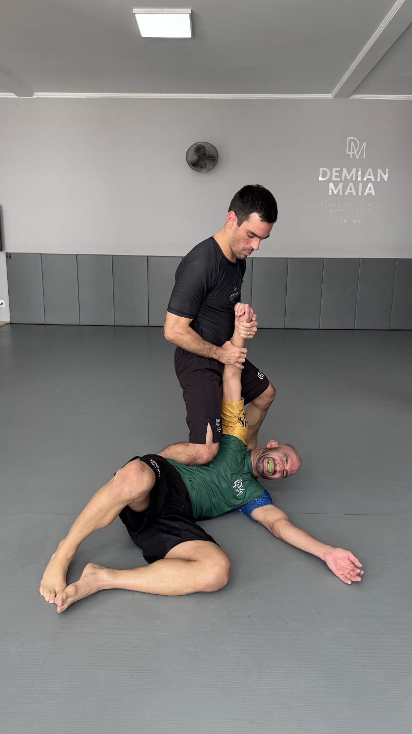 Rafael showcases a self-defense technique rooted in Brazilian Jiu-Jitsu fundamentals.