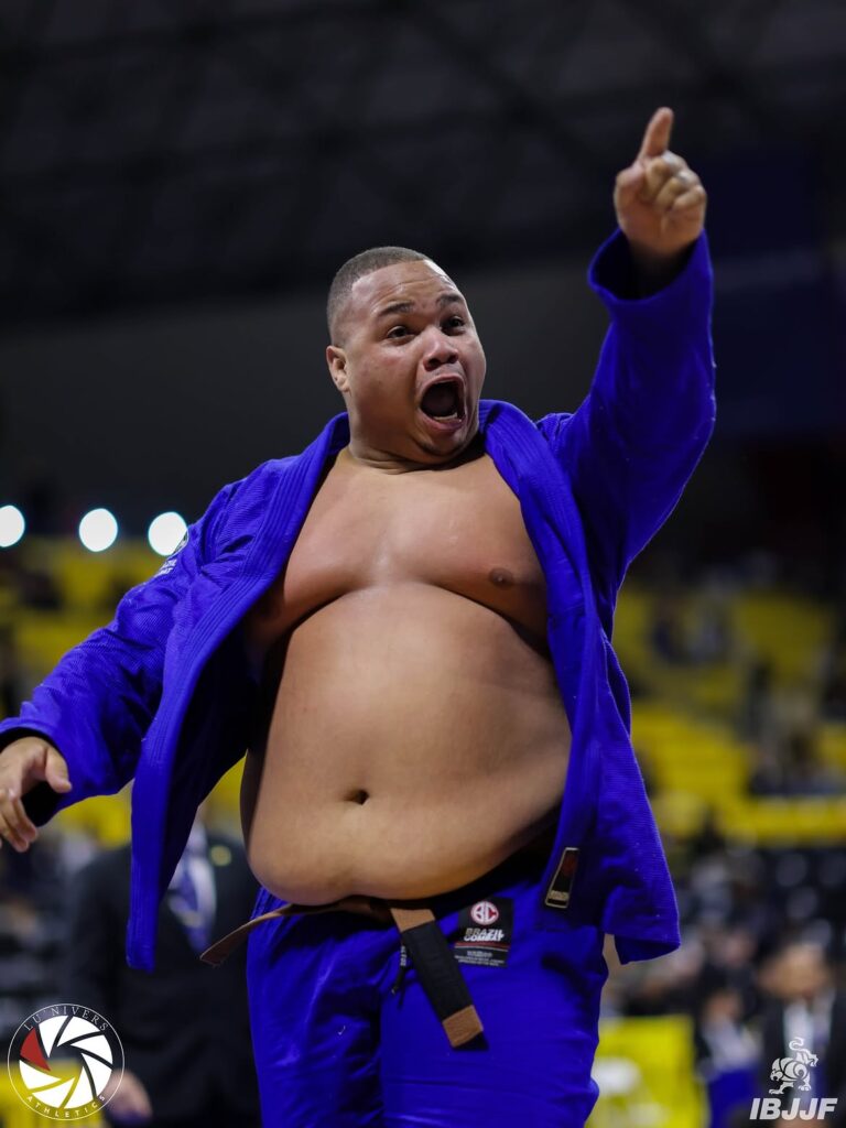 WORLD CHAMPION @thierrybjj 🥇Mythical match in the final☁️ Photo gallery available Link in bio VF Comunica Thierry Felipe fará estreia na faixa-preta no Crown 2026 da IBJJF