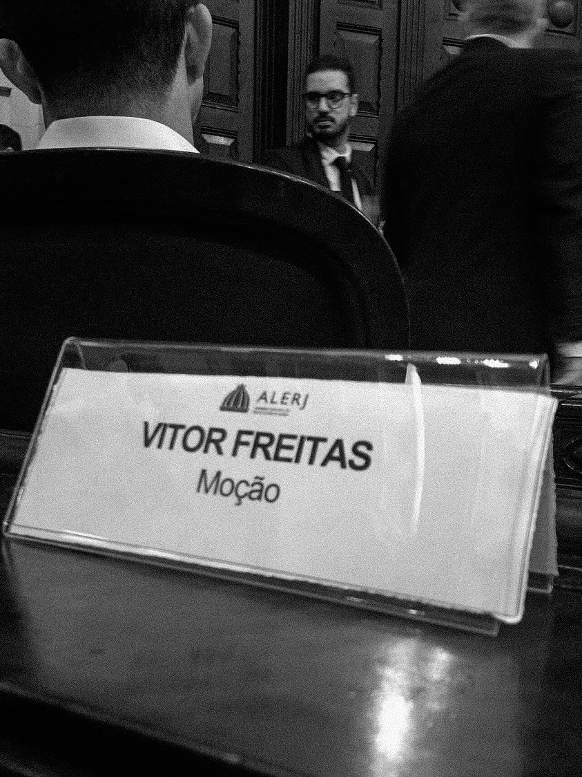 Placa com o nome de Vitor Freitas e a palavra Moção