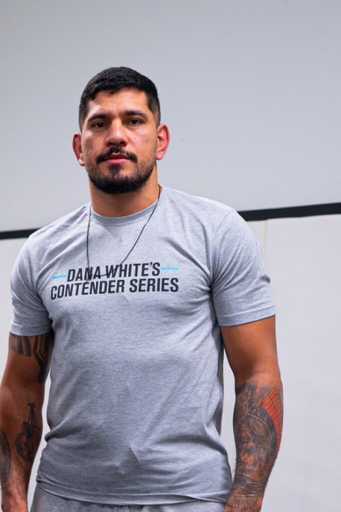 Poatan diz que Valter Walker fugiu e oferece bolsa por treino 1 Alex Poatan Pereira de camiseta cinza no Contender Series