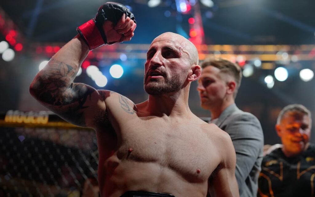 Volkanovski promete parar o invicto Evloev no UFC 333 1 Alexander Volkanovski, campeão peso-pena do UFC, comemora com o punho erguido no Octógono