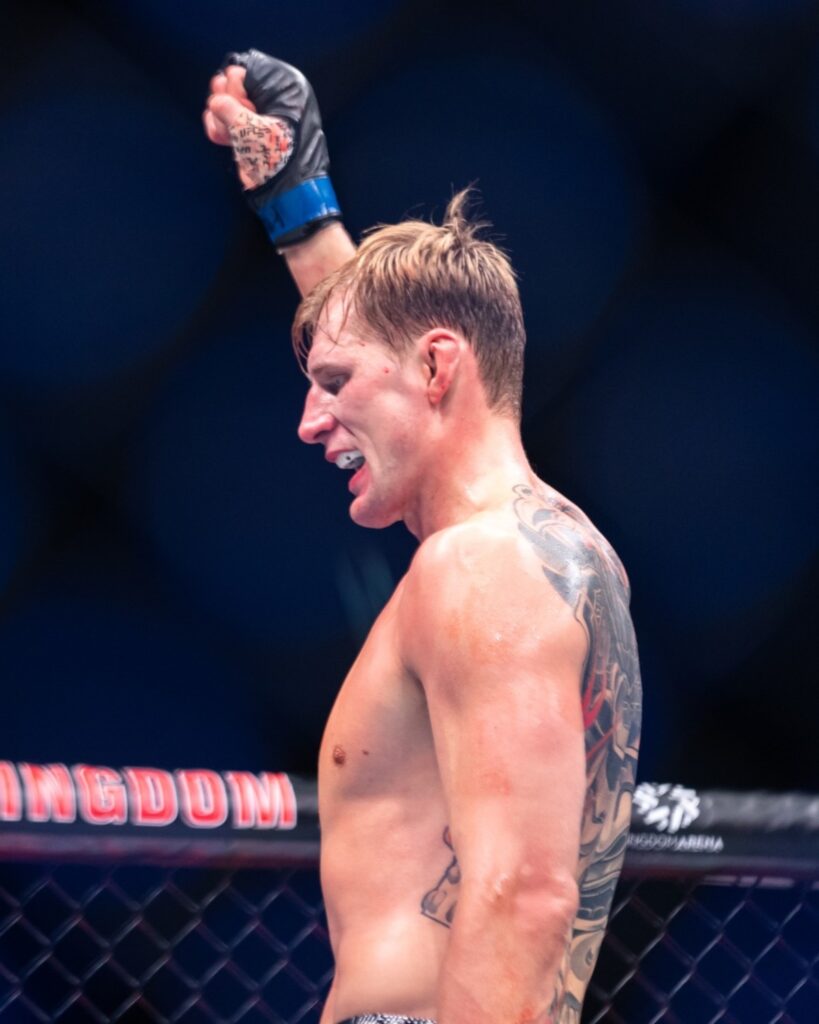 Alexander Volkov pede título e Dana White se enrola 1 Alexander Volkov de braço erguido no octógono do UFC