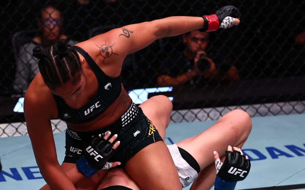 Alice Pereira vence ranqueada no UFC e avisa: “Minha categoria tá mais viva do que nunca” 1 Alice Pereira, por cima, golpeia Daria Zhelezniakova no chão do octógono no UFC em Las Vegas