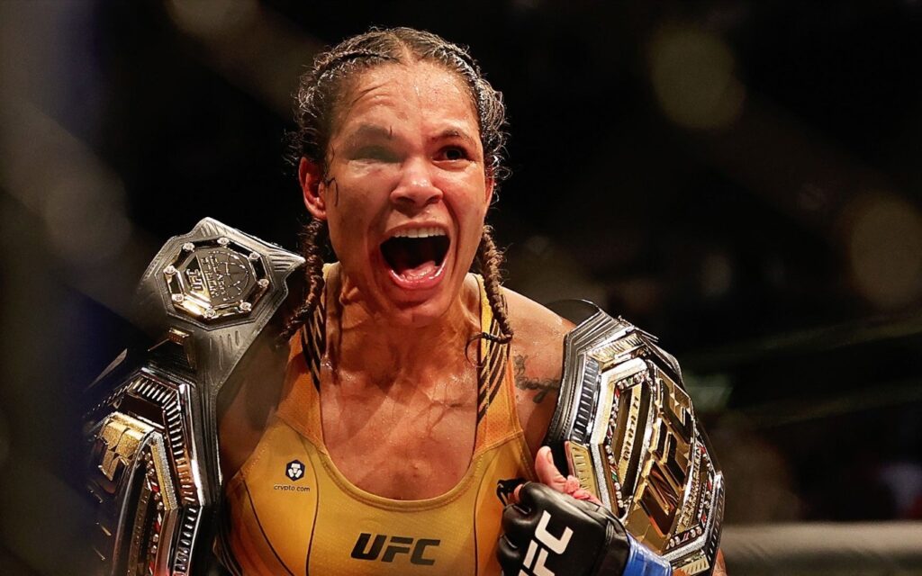 Amanda Nunes descarta parar de novo se vencer no UFC 334 1 Amanda Nunes comemora com os cinturões dos pesos galo e pena do UFC no UFC 277