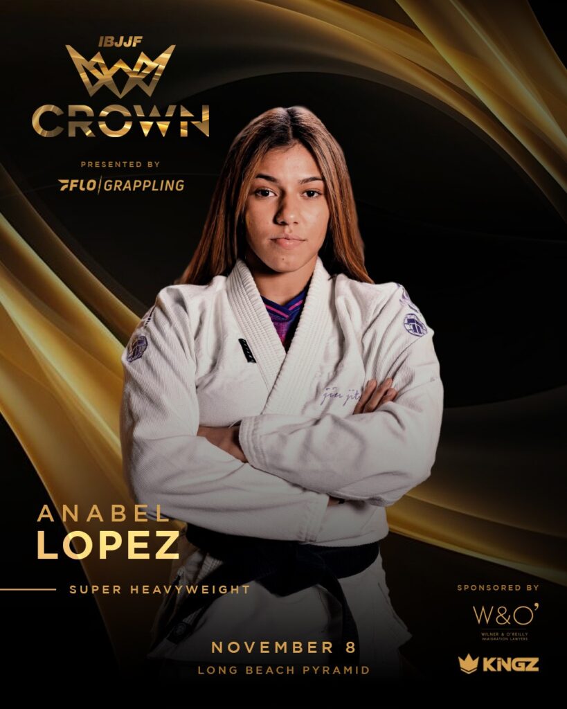 Anabel Lopez é confirmada no The Crown 2026 1 Anabel Lopez, de kimono branco e braços cruzados, na arte de anúncio do The Crown 2026