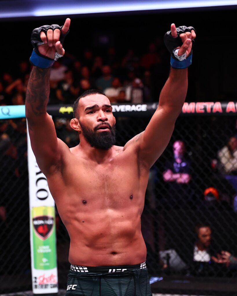 Brendson Ribeiro finaliza no UFC e pede ajuda para achar irmão desaparecido 1 Brendson Ribeiro com os braços erguidos no Octógono após vencer no UFC Vegas 122