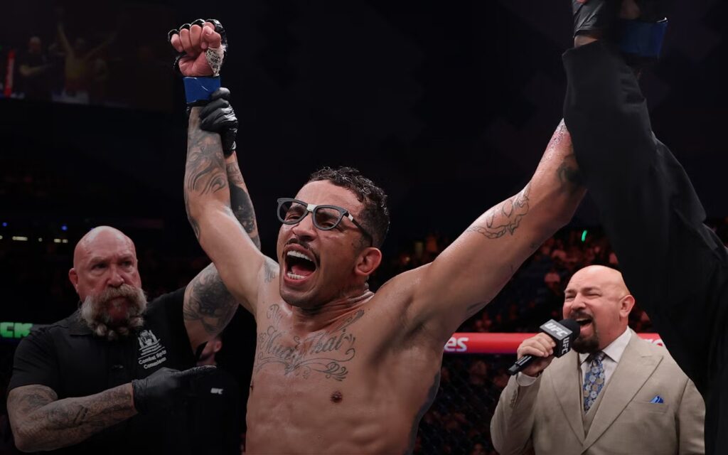 Carlos Prates comemora de braços erguidos a vitória sobre Jack Della Maddalena no UFC Perth