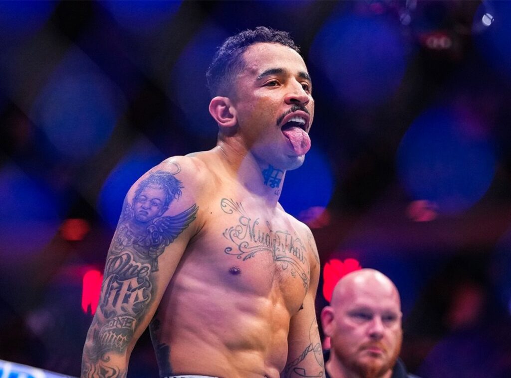 Carlos Prates x Morales vale cinturão interino no UFC 336 1 Carlos Prates sem camisa no octógono do UFC