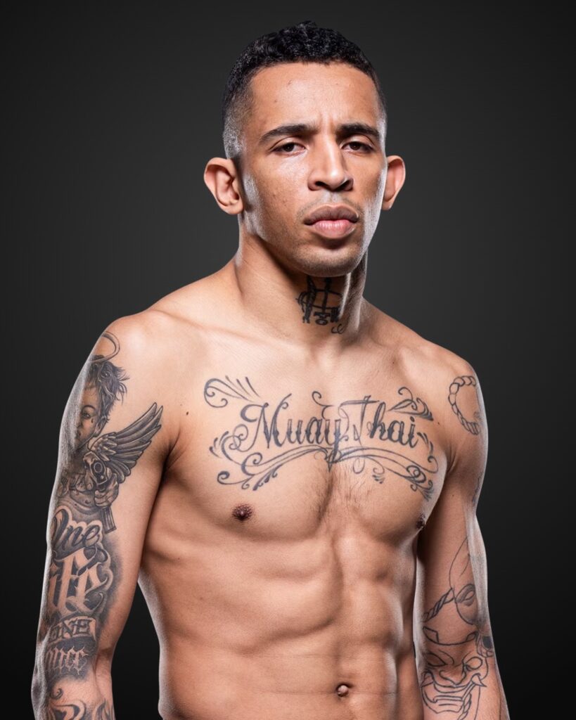Carlos Prates x Makhachev deve valer cinturão no UFC 336 1 Carlos Prates, lutador brasileiro do UFC, em foto oficial de perfil, sem camisa e com tatuagens no peito e no pescoço