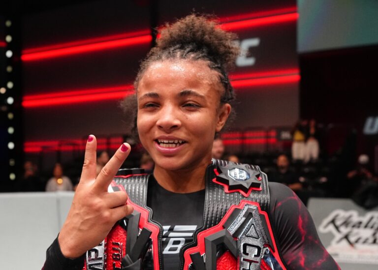 cassia moura dois cinturoes coletiva ufc bjj 12 capa VF Comunica Cássia Moura conta que sentiu o pé no primeiro round contra Adele: “Não ligo para o meu pé agora. É pelo cinturão”