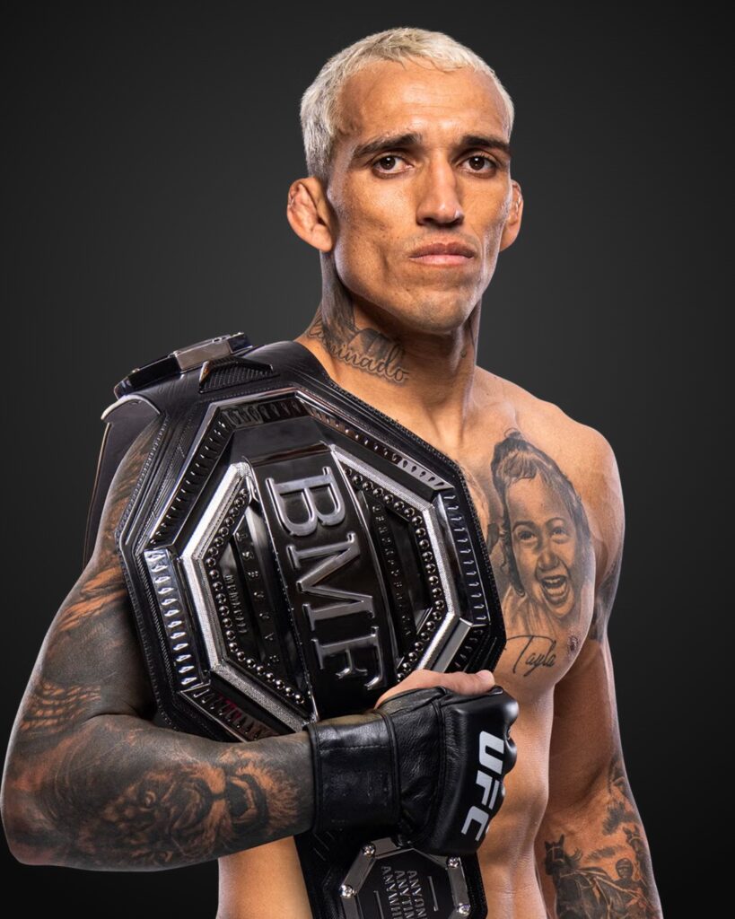 Charles do Bronx, lutador brasileiro do UFC, em foto oficial de perfil com o cinturão BMF no ombro