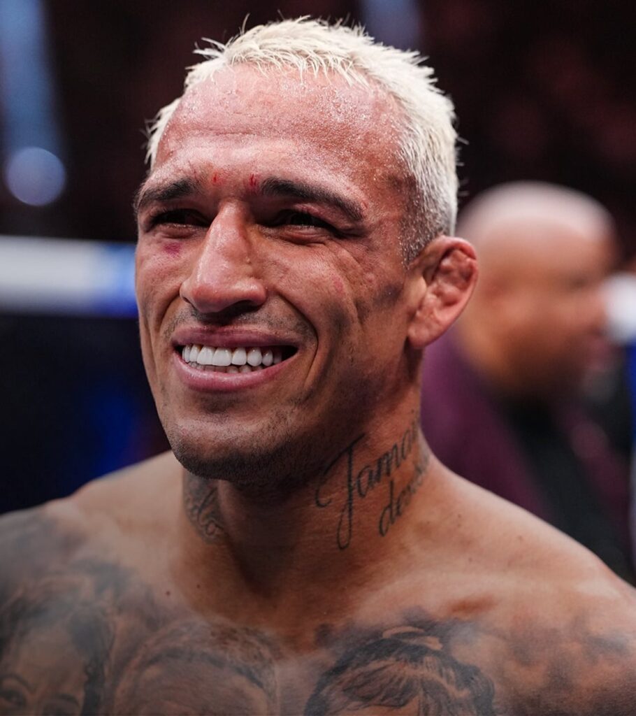 Charles do Bronx aposta em Carlos Prates contra Makhachev 1 Charles do Bronx sorri no octógono depois da vitória sobre Max Holloway no UFC 326