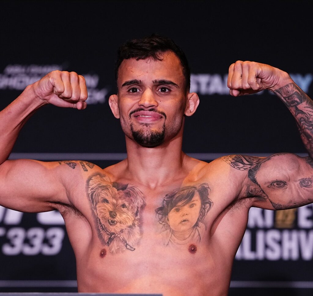 Iasmin Lucindo e Willycat vencem no UFC 333 em Abu Dhabi 1 Daniel Willycat Santos flexiona os braços na pesagem do UFC 333, em Abu Dhabi