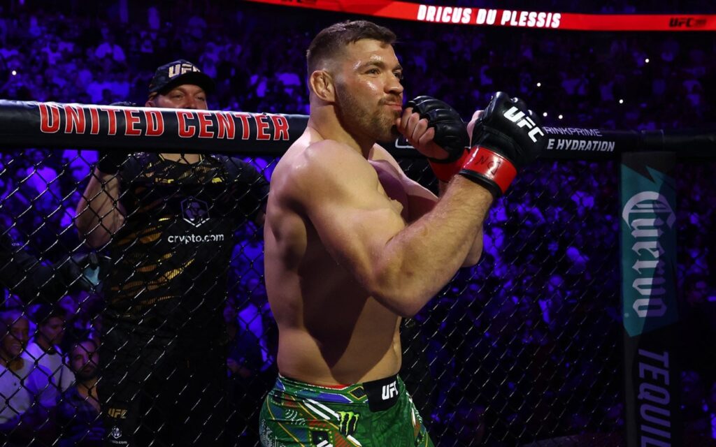 Dricus du Plessis no octógono do UFC, de calção verde e luvas, antes de uma luta
