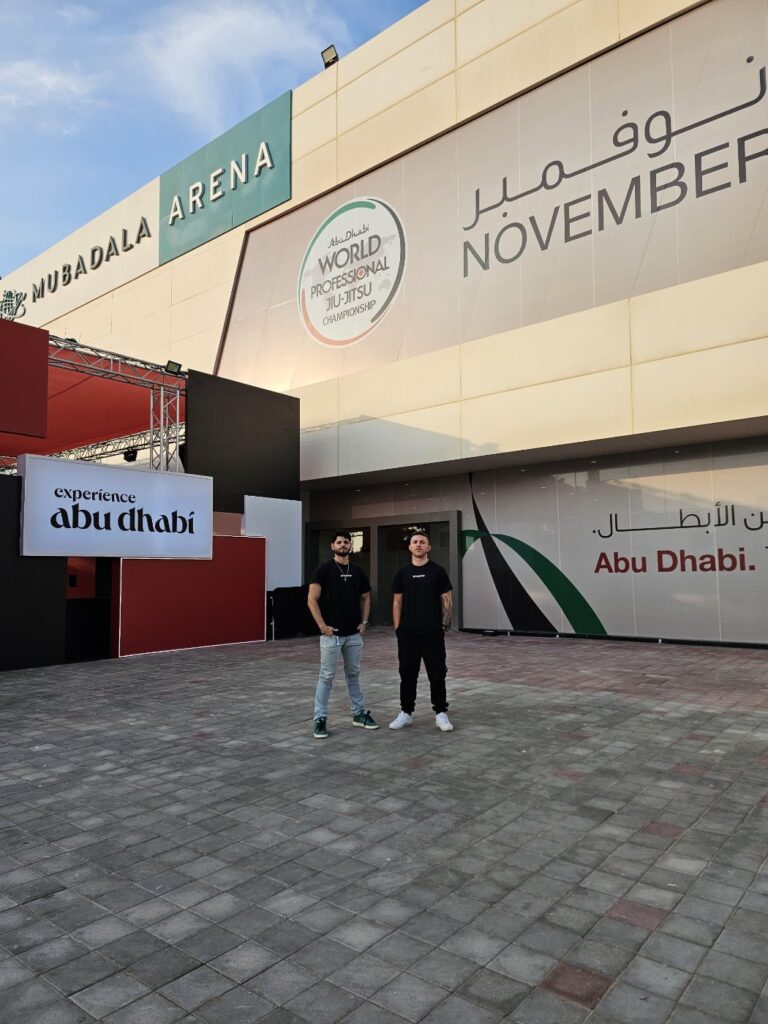 Equipe da VF Comunica na Mubadala Arena, em Abu Dhabi
