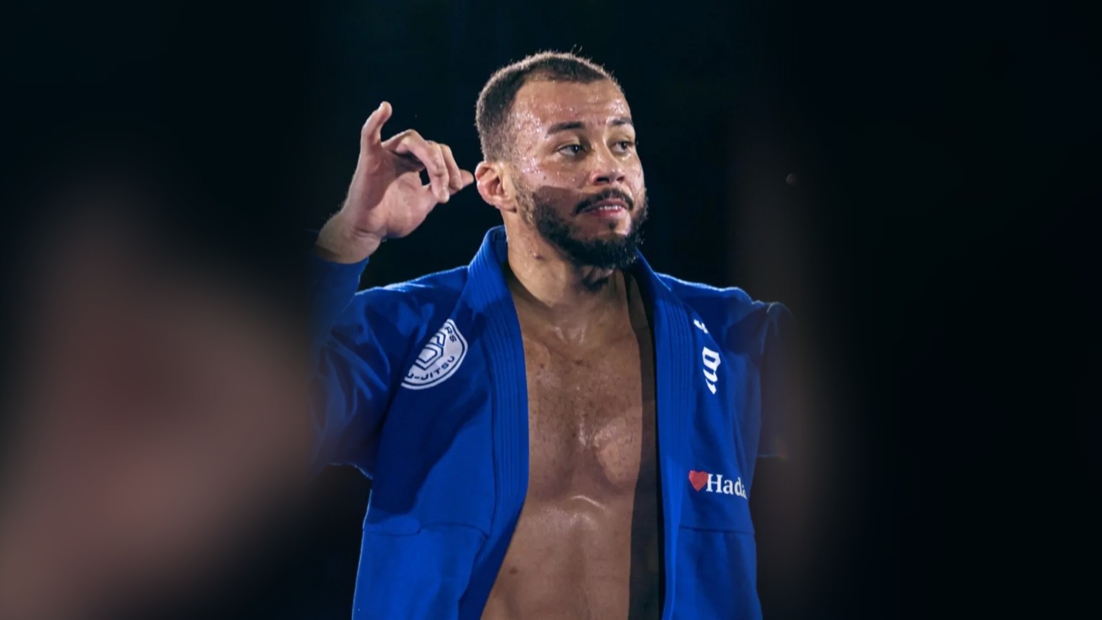 Erich Munis fecha o Crown 2026 e vai atrás do tetra 1 Erich Munis de kimono azul comemora no Mundial de 2026