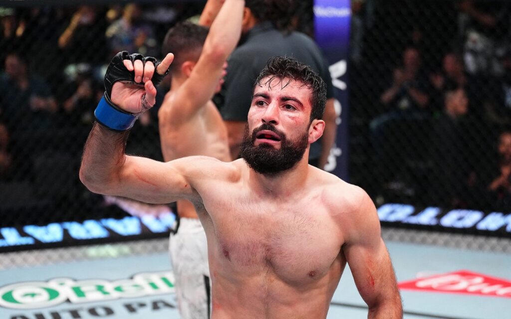 Farid Basharat: Dana White diz que há motivo para a dispensa 1 Farid Basharat, de barba, aponta para o alto e comemora no octógono depois de vencer o brasileiro Jean Matsumoto no UFC