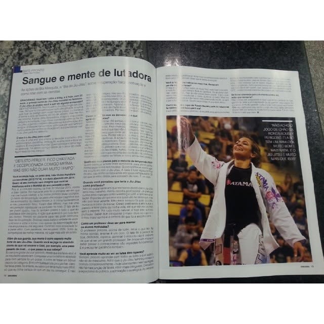 Revista GRACIEMAG aberta na reportagem Sangue e mente de lutadora, entrevista de Vitor Freitas com Bia Mesquita